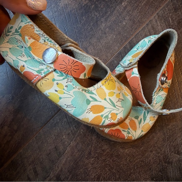 Mon Petit soft sole Mary Jane Walker Shoes in floral print - Picture 2 of 2